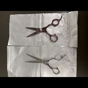 Hairstyling scissors.